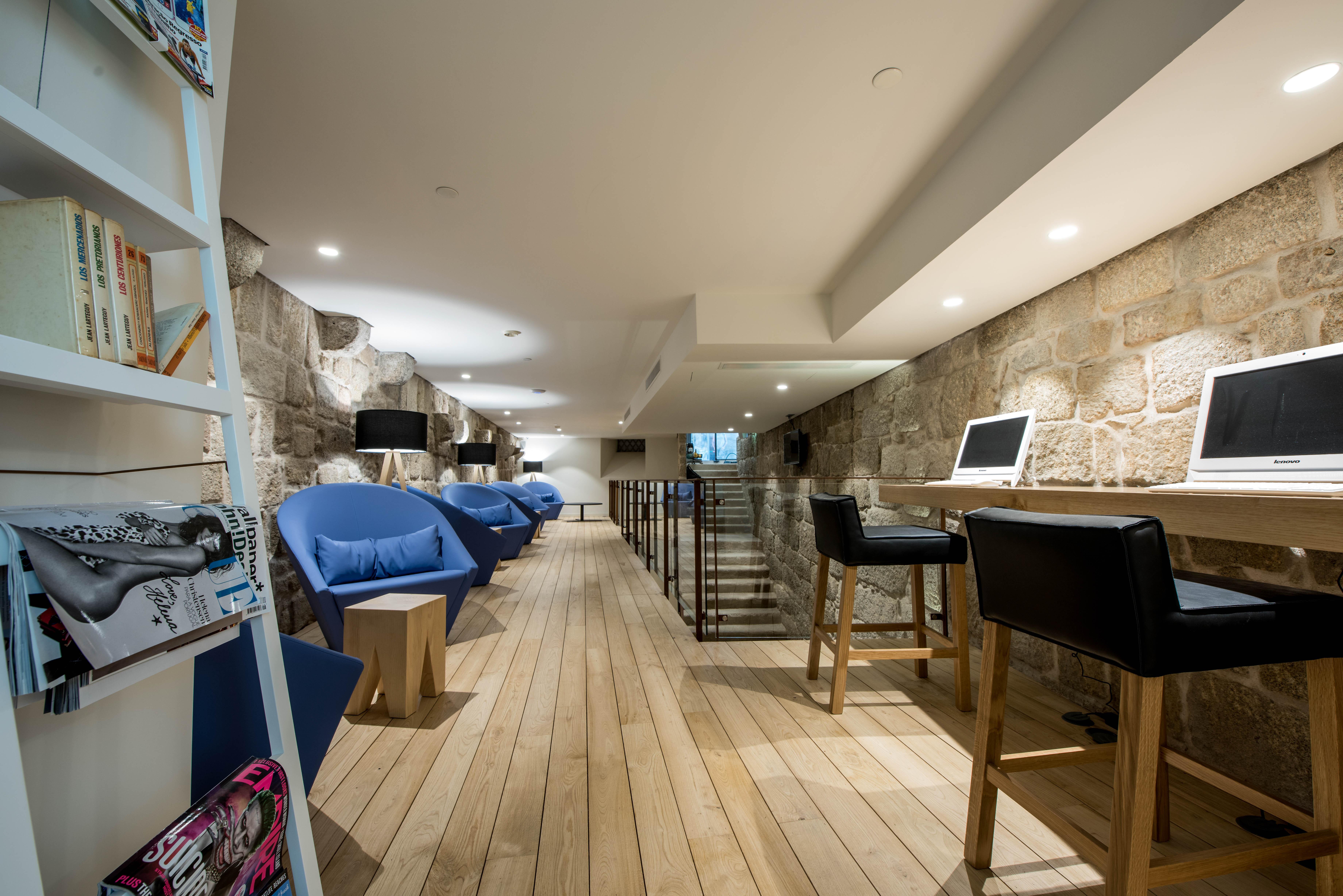 Bluesock Hostels Porto Eksteriør bilde The library at the University of Roehampton