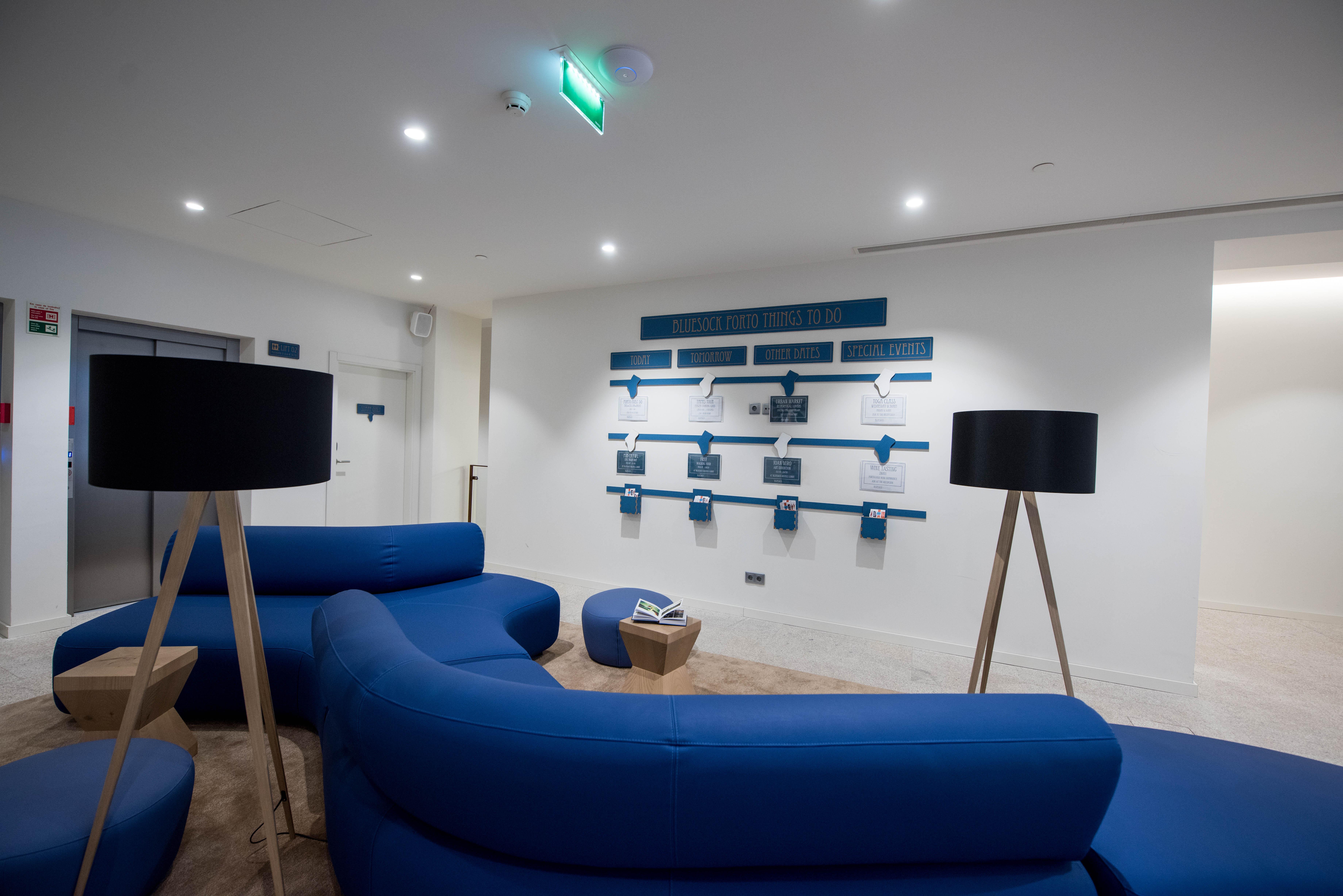 Bluesock Hostels Porto Eksteriør bilde The waiting room at the London headquarters