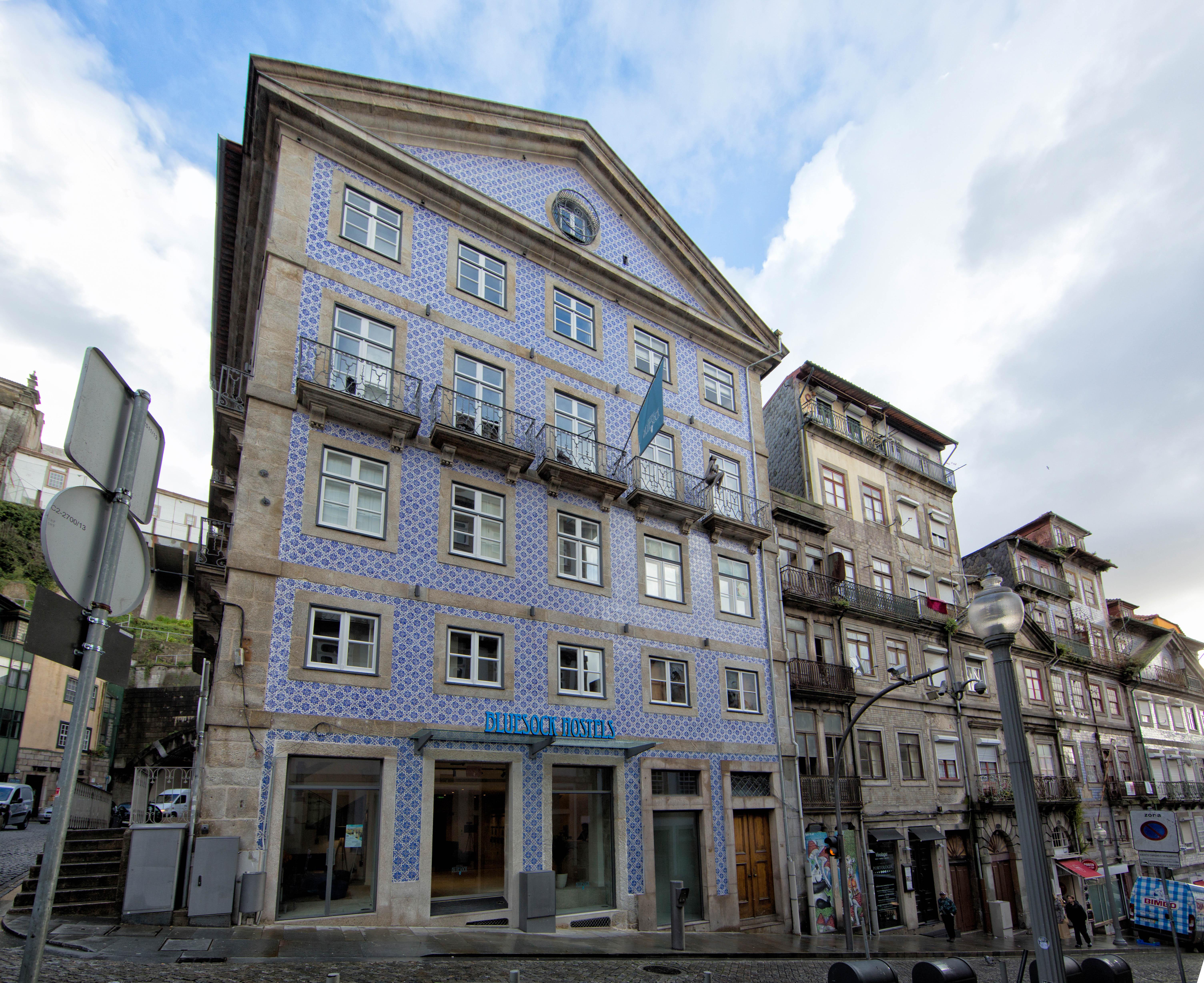 Bluesock Hostels Porto Eksteriør bilde The facade of the Portuguese Historical Society