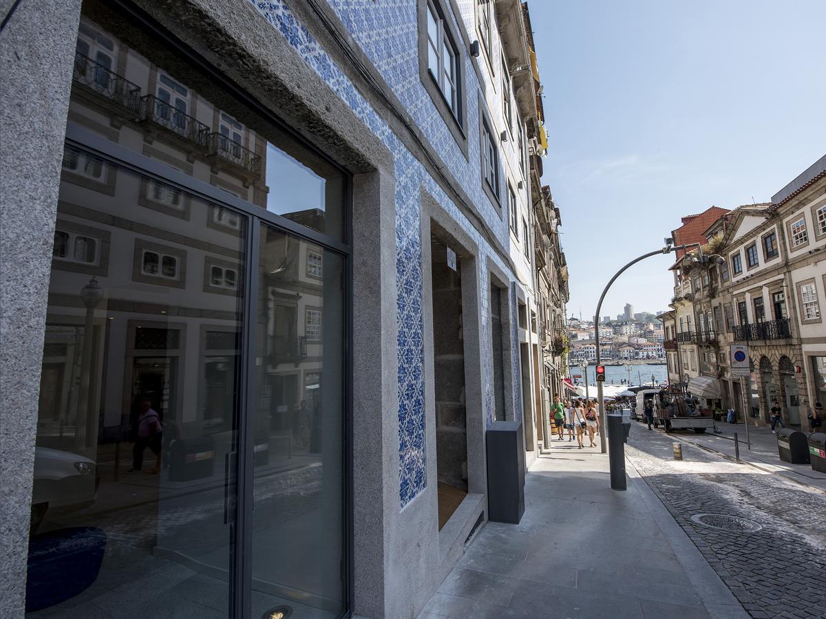 Bluesock Hostels Porto Eksteriør bilde The facade of the building, with the azulejo tiles