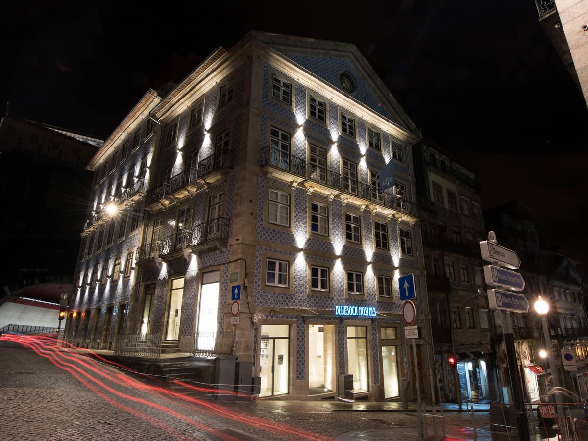 Bluesock Hostels Porto Eksteriør bilde The hotel at night