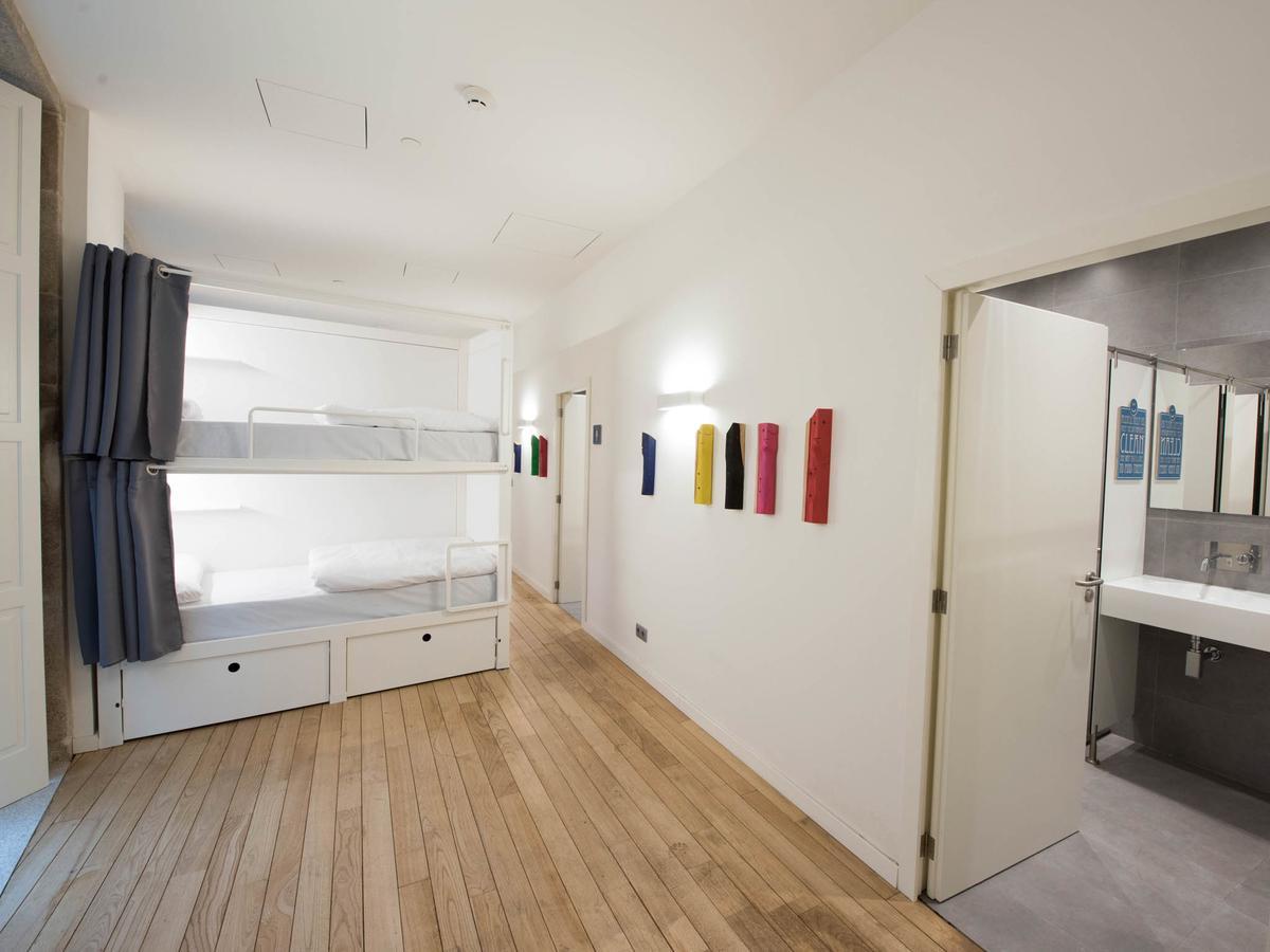Bluesock Hostels Porto Eksteriør bilde A typical bedroom