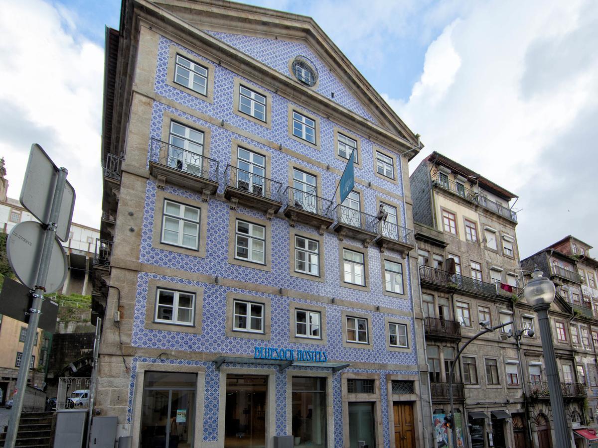 Bluesock Hostels Porto Eksteriør bilde The facade of the building, with the blue tilework