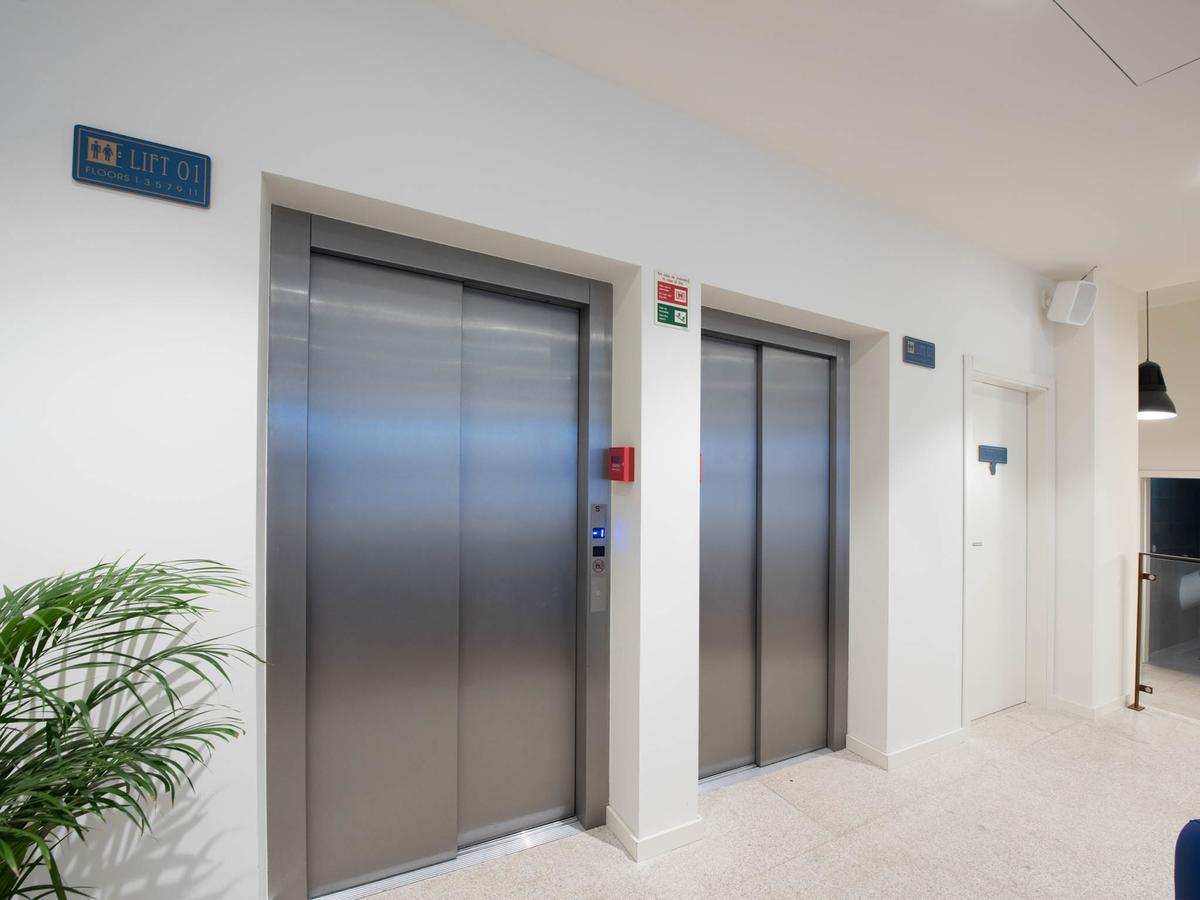 Bluesock Hostels Porto Eksteriør bilde Elevators in a modern office building