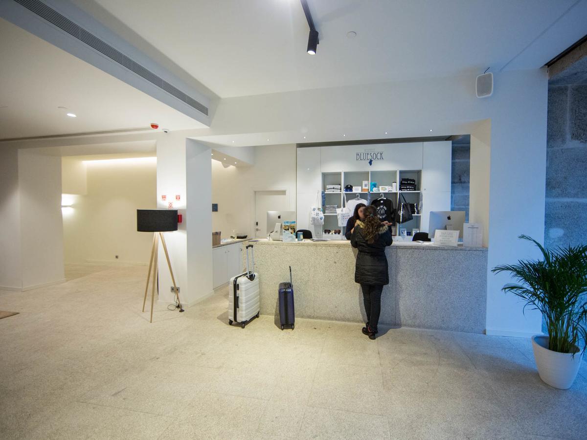 Bluesock Hostels Porto Eksteriør bilde The lounge at the airport