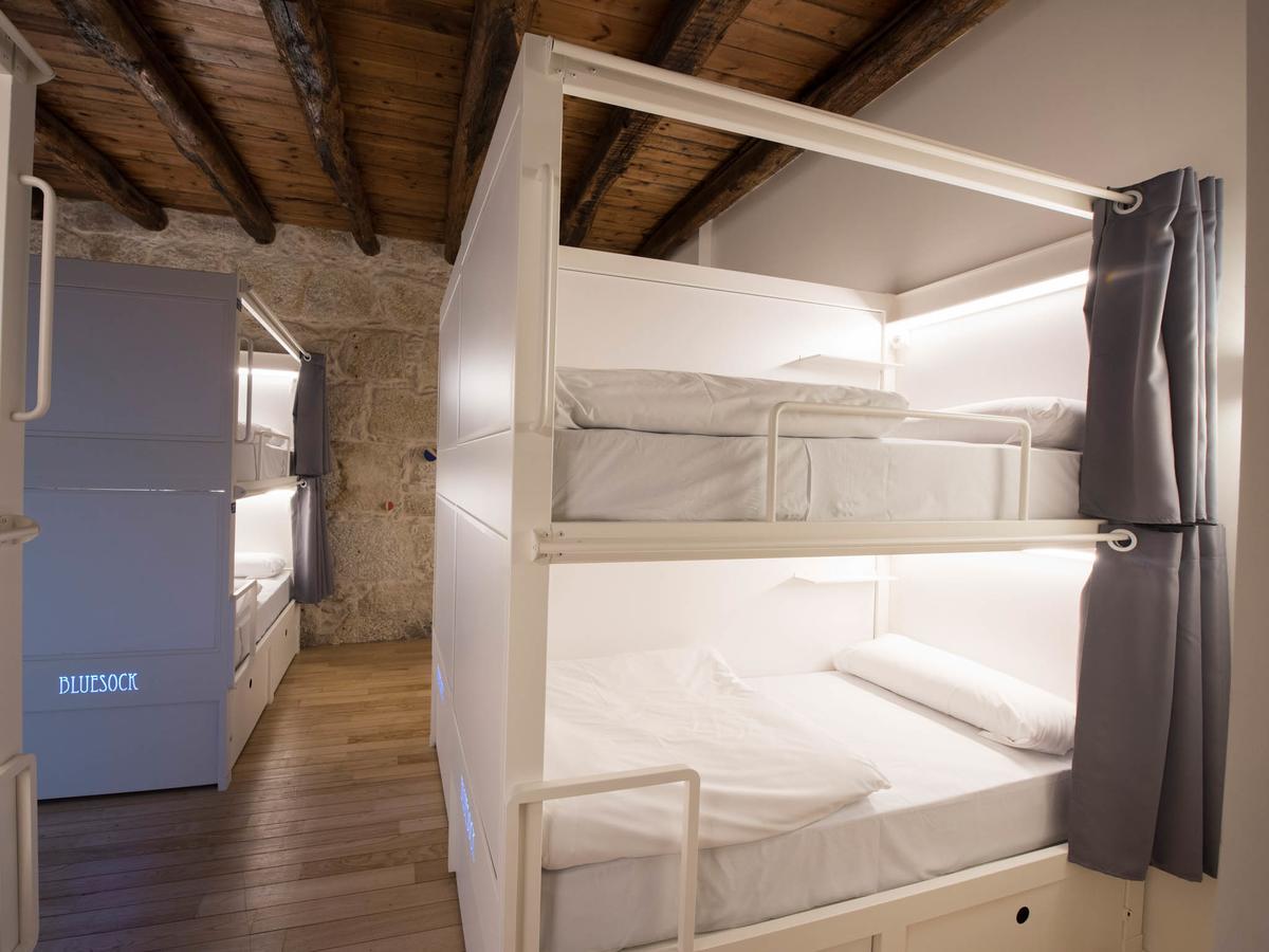 Bluesock Hostels Porto Eksteriør bilde A bunk bed in a hostel