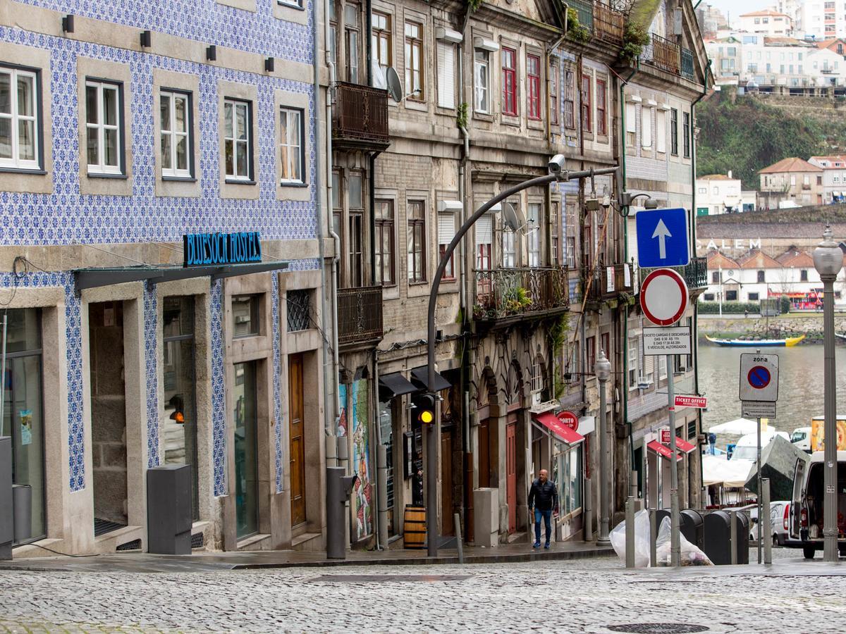 Bluesock Hostels Porto Eksteriør bilde The entrance to the station, located on the Avenida da República