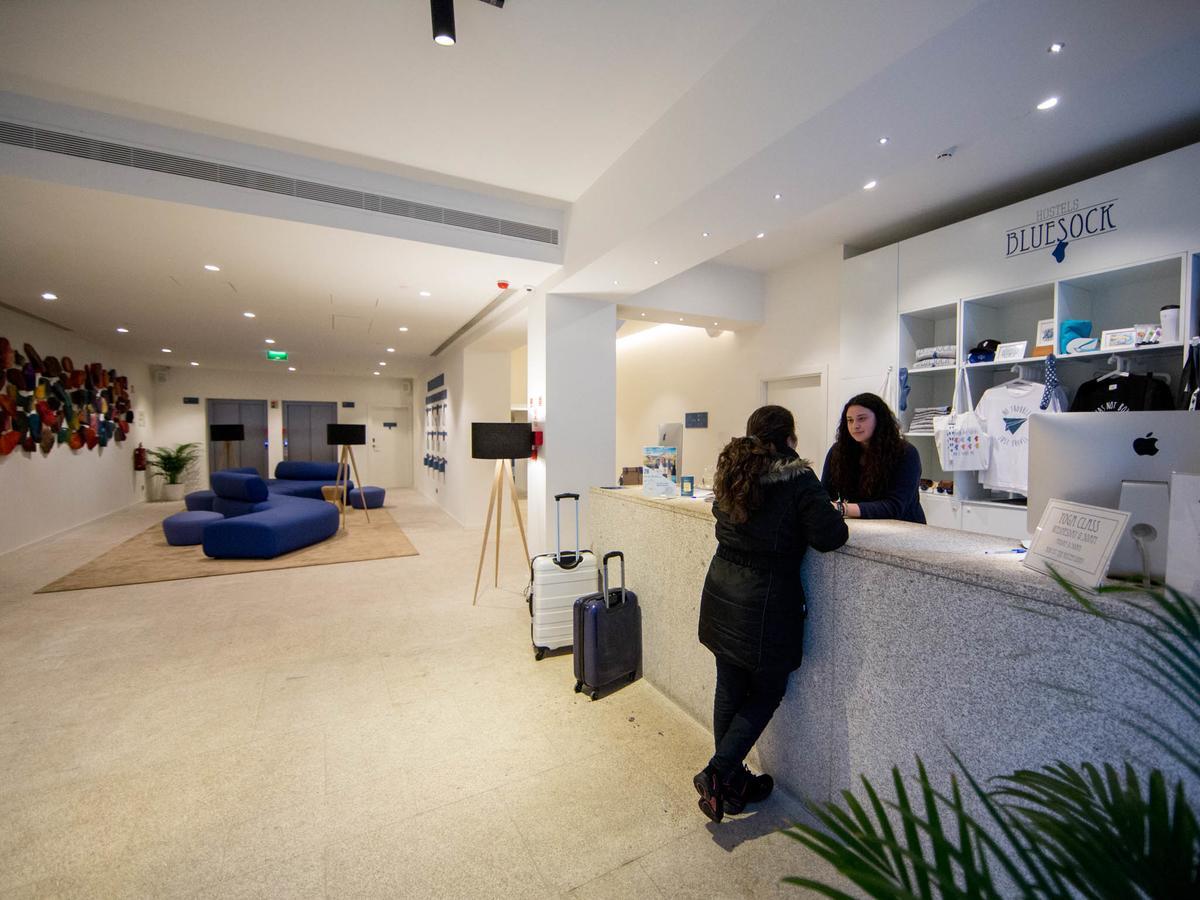 Bluesock Hostels Porto Eksteriør bilde Blue Space reception