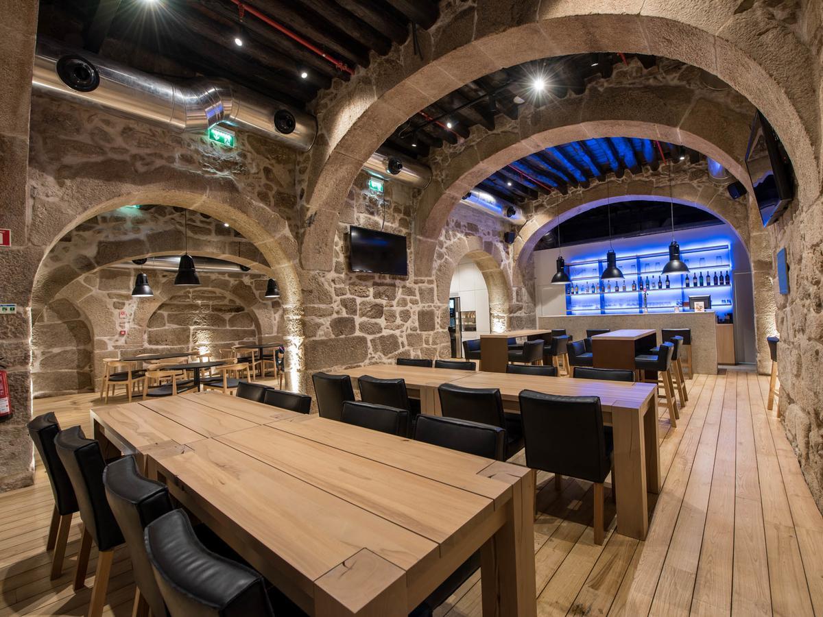 Bluesock Hostels Porto Eksteriør bilde Restaurant interior
