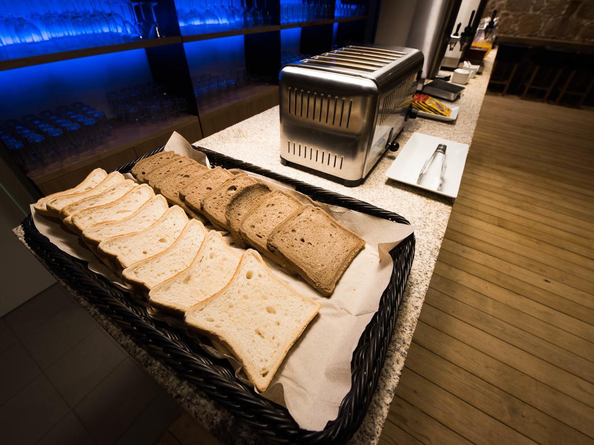 Bluesock Hostels Porto Eksteriør bilde A bread station