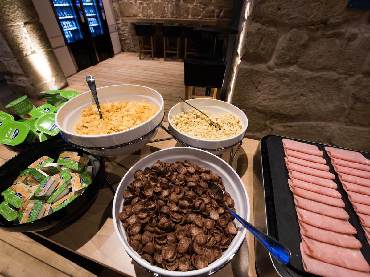 Bluesock Hostels Porto Eksteriør bilde A selection of cold cuts at a buffet