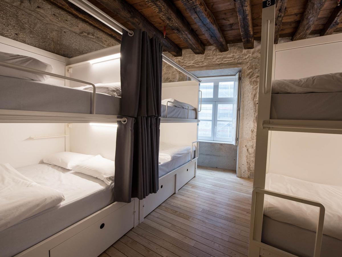 Bluesock Hostels Porto Eksteriør bilde A typical room at the hostel