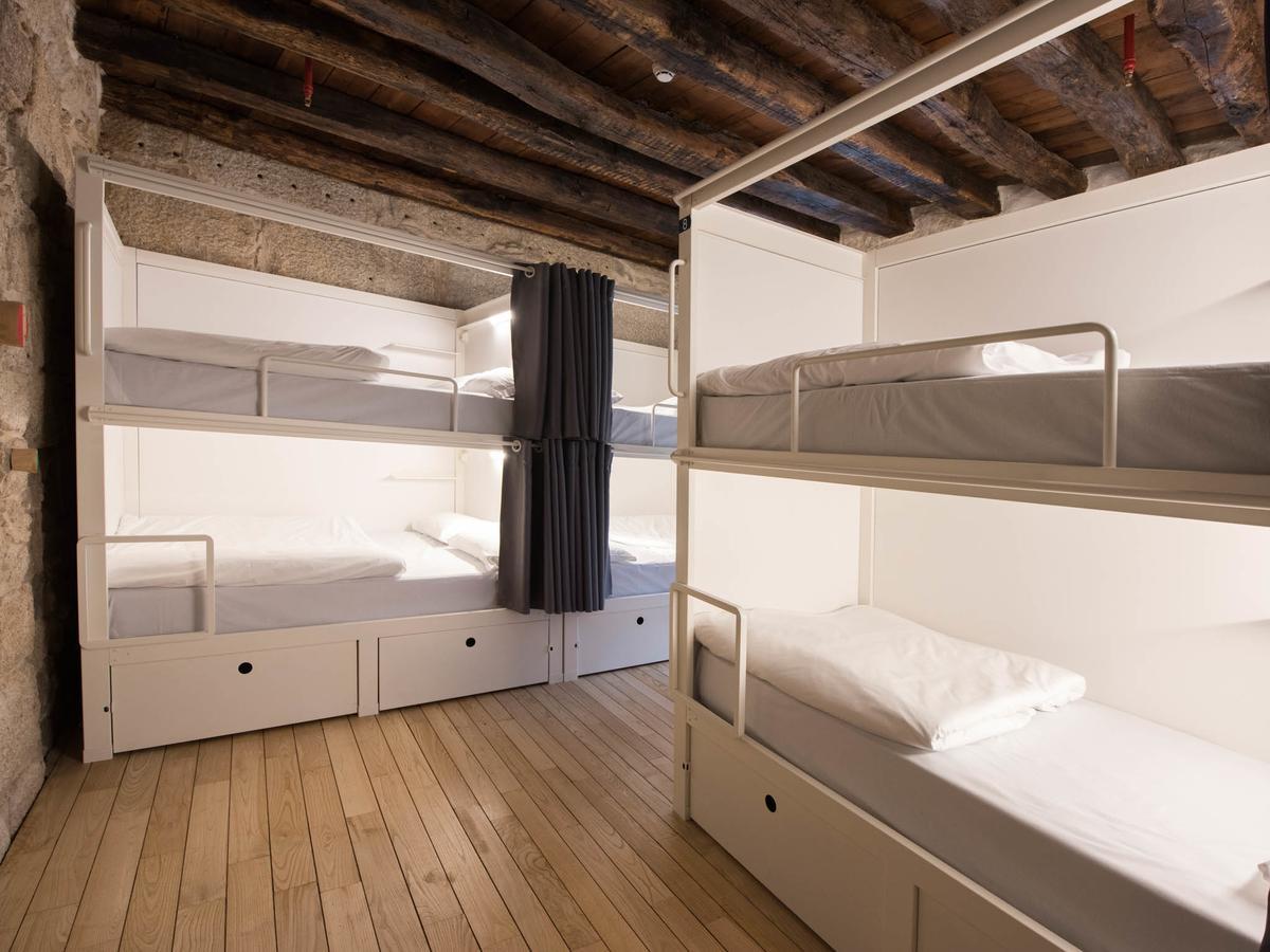Bluesock Hostels Porto Eksteriør bilde Hostel room in Paris
