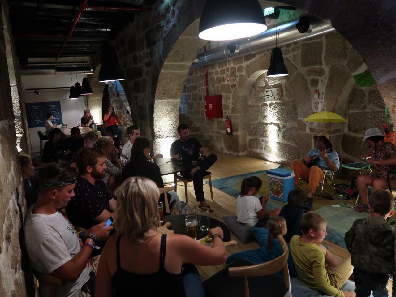Bluesock Hostels Porto Eksteriør bilde The interior of the bar