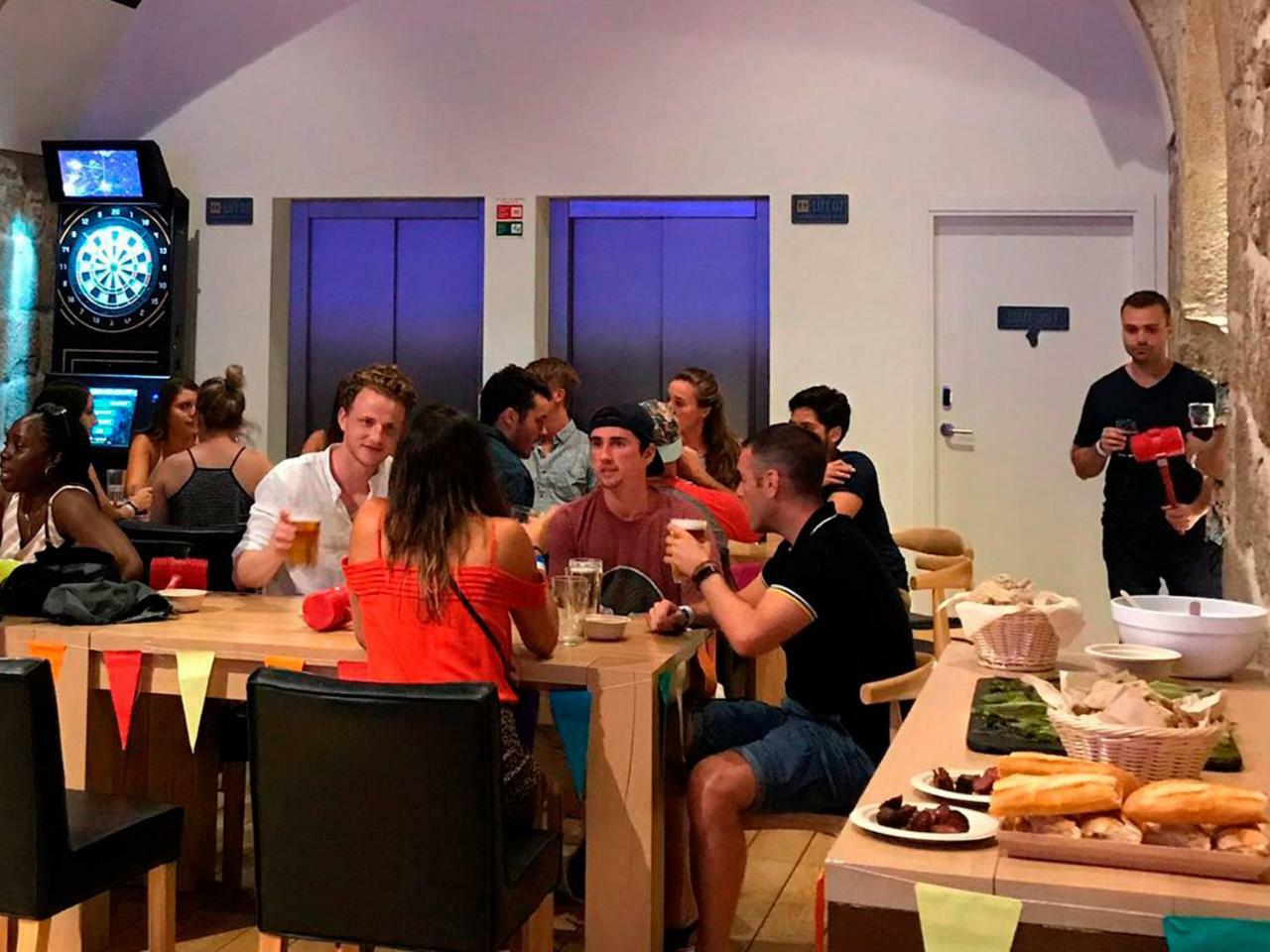 Bluesock Hostels Porto Eksteriør bilde A restaurant in the city