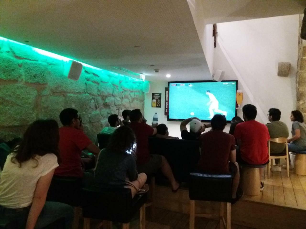 Bluesock Hostels Porto Eksteriør bilde A group of people playing League of Legends